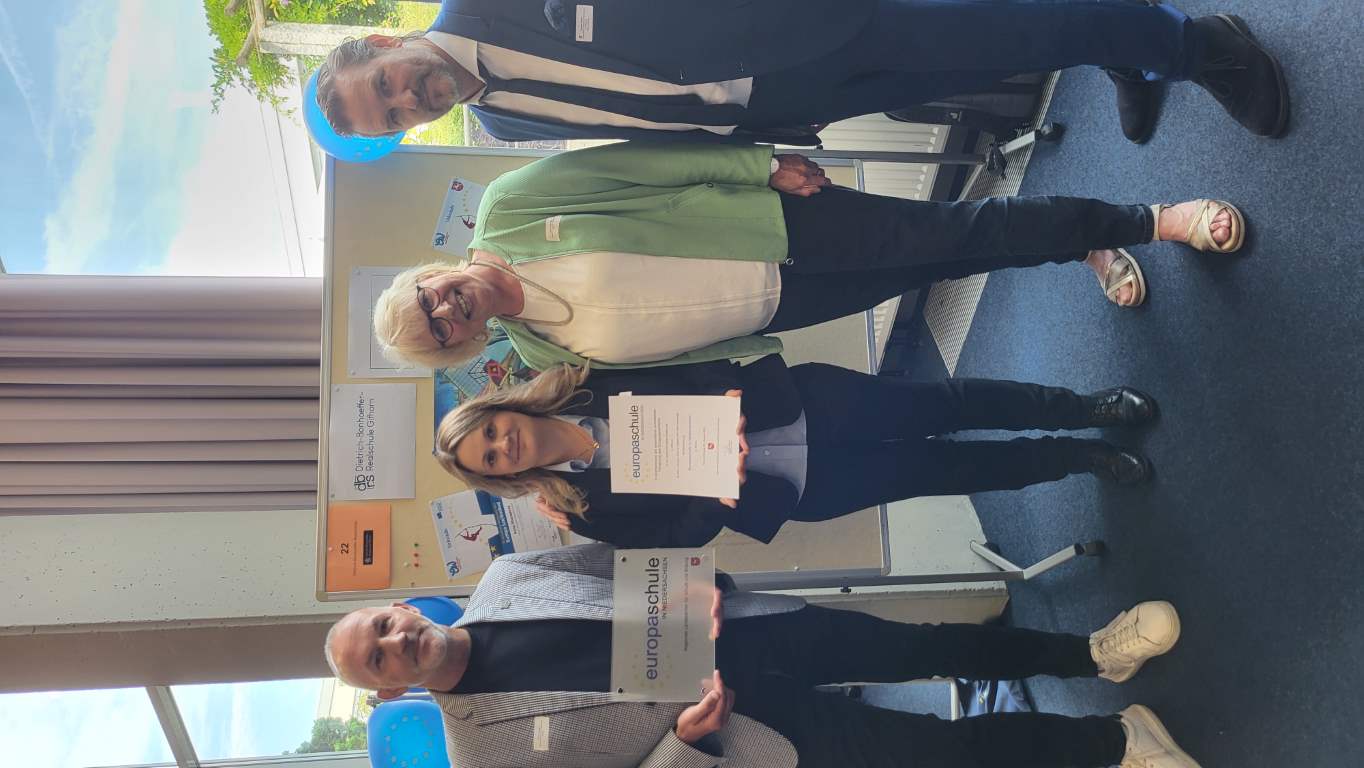 Unterschrift Foto: v. links Lehrkräfte Oliver Lempa und Tanja Geuke, Schulleiterin Monika Niemann, Behördenleiter des RLSB Torsten Glaser